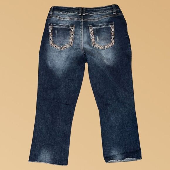 Maurice’s Mid Rise Embroidered Pocket Denim Capris Size 5/6 Waist 29” #13 - Picture 3 of 4